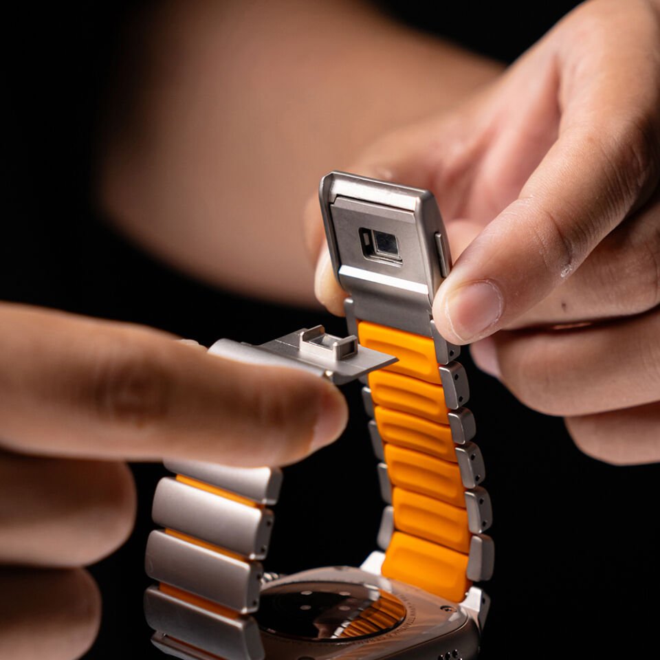 Apple Watch 10 46mm Çift Bileşenli Endüstriyel Metal Kaplama Termo-Silikon Fusion Serisi Kordon Gümüş - Turuncu