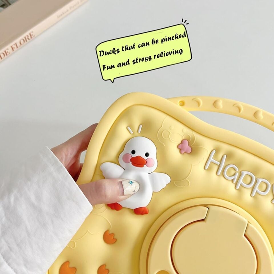 Apple iPad 6.nesil 9.7 Inc Çocuklar Için Askılı 360 Derece Standlı Soft Silikon Happy Duck Kılıf A1893 A1954